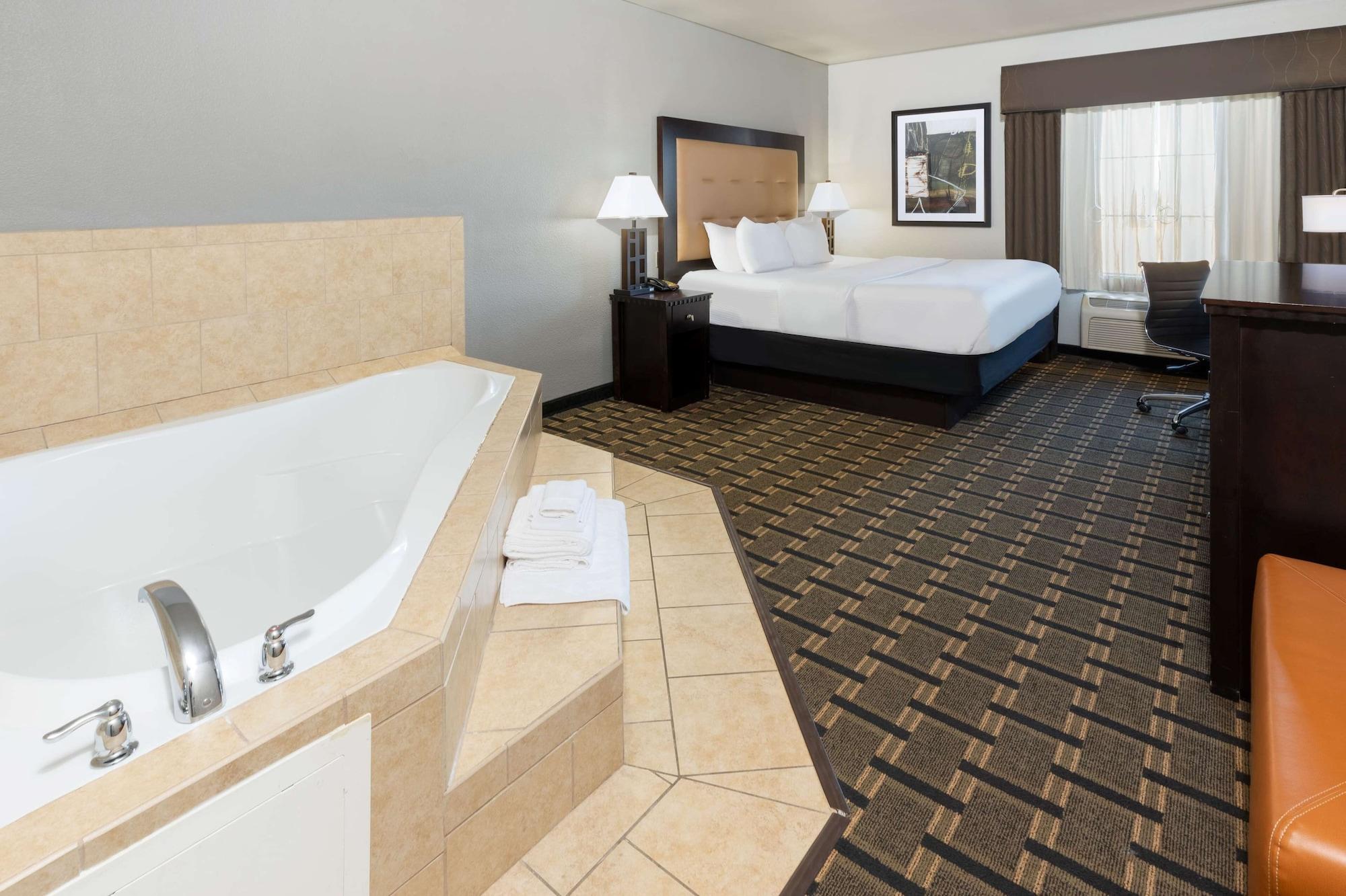 La Quinta By Wyndham Mt. Pleasant Hotel Mount Pleasant Екстериор снимка