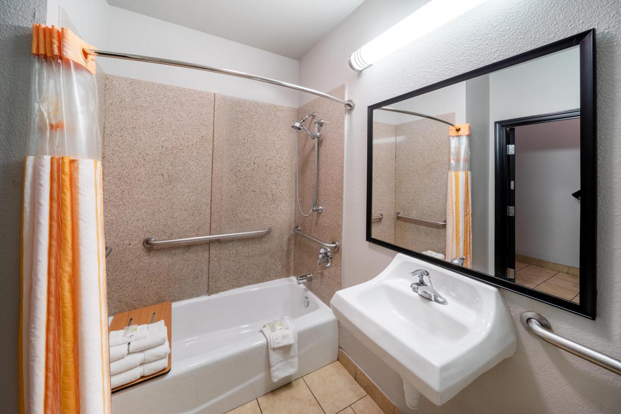 La Quinta By Wyndham Mt. Pleasant Hotel Mount Pleasant Екстериор снимка